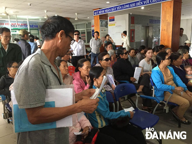 Nghị định số 146/2018/NĐ-CP của Chính phủ mở rộng quyền lợi cho người tham gia bảo hiểm y tế. TRONG ẢNH: Người dân đăng ký khám bảo hiểm y tế tại Bệnh viện Mắt Đà Nẵng.