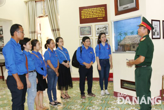 Đoàn viên, thanh niên Chi đoàn Báo Đà Nẵng nghe thuyết minh viên Bảo tàng Hồ Chí Minh giới thiệu về cuộc đời, sự nghiệp cách mạng của Bác.