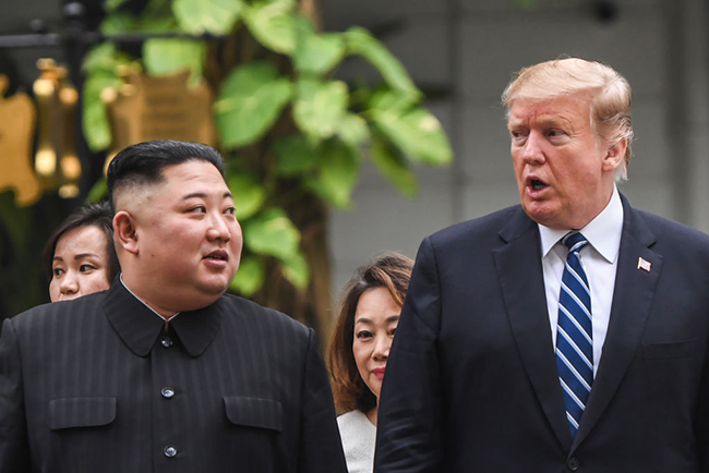 Tổng thống Trump (phải) và Chủ tịch Kim Jong-un trong Hội nghị thượng đỉnh Mỹ-Triều lần thứ hai. Ảnh: TIME