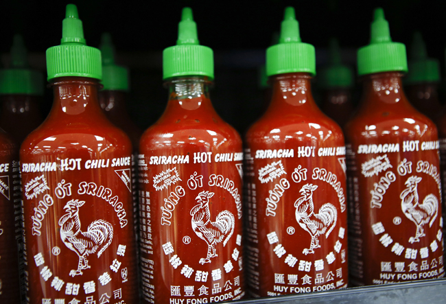 Tương ớt Sriracha trong siêu thị tại Mỹ. Ảnh: Time Magazine