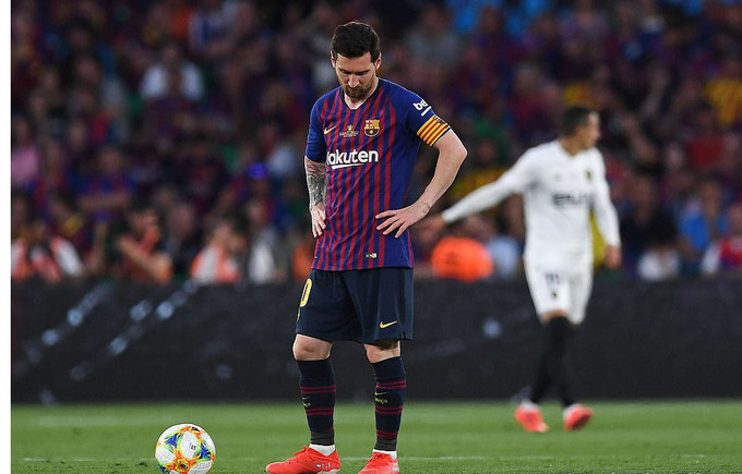 Messi cho thấy sự cô đơn khi không có người đá cặp quen thuộc là Luis Suarez. Thất bại ở trận chung kết Cup Nhà Vua có thể khiến Barca tăng tốc vụ chiêu mộ Antoine Griezmann - chân sút đã tuyên bố chia tay Atletico.