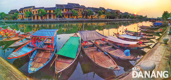 The beauty of the peaceful Hoai River at sunrise
