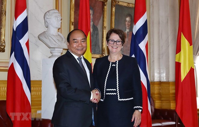 Prime Minister Nguyen Xuan Phuc (L) meets President of the Norwegian Parliament Tone Troen (Photo: VNA)