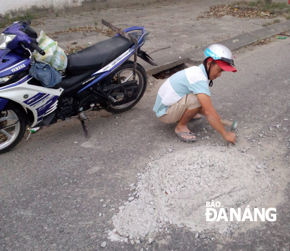 Anh Mai Xuân Hùng, (38 tuổi, thị trấn Hà Lam, huyện Thăng Bình, Quảng Nam), người đục khối bêtông giữa đường trong tấm ảnh đang được cộng đồng mạng Đà Nẵng chia sẻ mạnh mấy ngày qua.