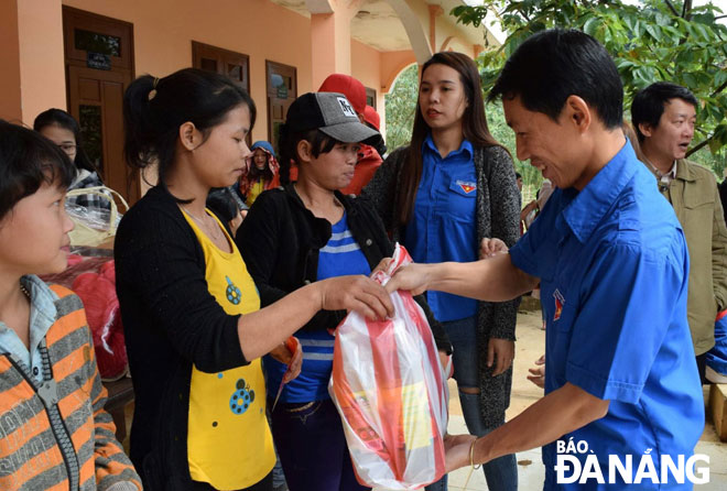 Đoàn Thanh niên phường Tam Thuận thăm, tặng quà cho đồng bào miền núi tỉnh Quảng Nam.