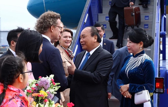 Prime Minister Nguyen Xuan Phuc and his spouse are welcomed at the Stockholm Arlanda international airport (Photo: VNA)