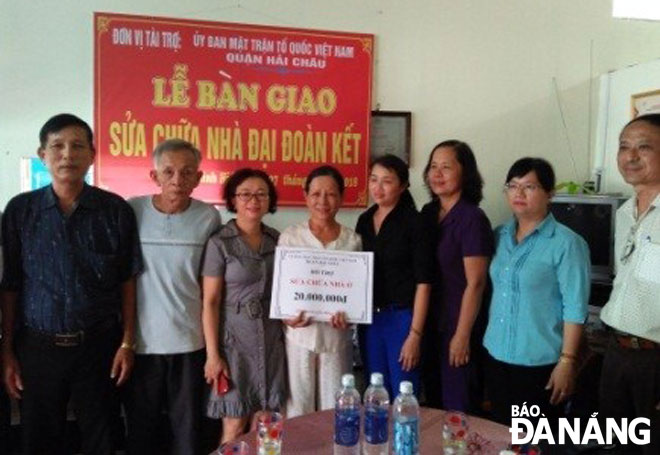 Ủy ban MTTQ Việt Nam quận Hải Châu bàn giao sửa chữa nhà đại đoàn kết cho hộ nghèo tại phường Bình Hiên.