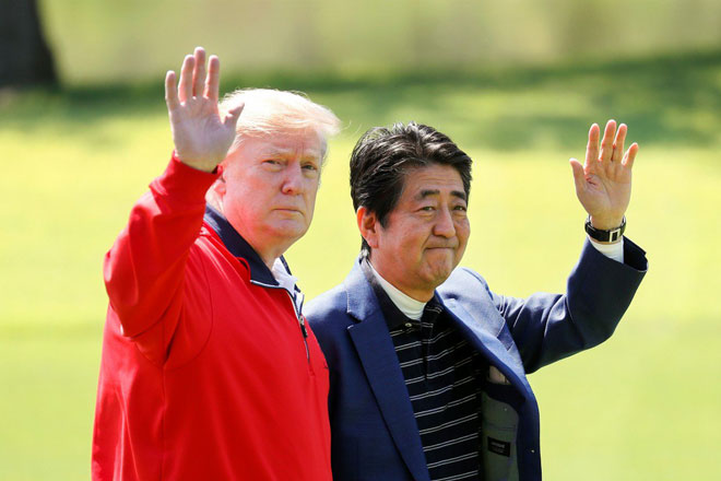 Tổng thống Mỹ Donald Trump (trái) và Thủ tướng Nhật Bản Shinzo Abe gặp gỡ tại Câu lạc bộ đồng quê Mobara, tại tỉnh Chiba, phía nam thủ đô Tokyo. 	                    Ảnh: AFP