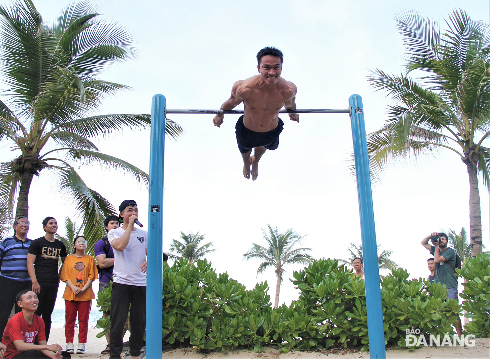 Nhóm Da Nang Street Workout – DNSW thành lập ngày 1-4-2015, thu hút hàng trăm bạn trẻ có cùng đam mê tham gia luyện tập.