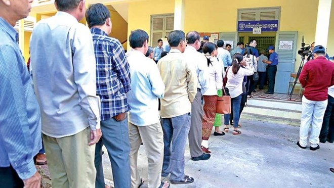 Voters line up to vote a polling point in Phnom Penh on May 26. (Photo: Phnom Penh Post/Heng Chivoan)