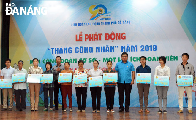 LĐLĐ thành phố trao 30 nhà “Mái ấm Công đoàn” cho đoàn viên có hoàn cảnh khó khăn về chỗ ở trong “Công trình 90 Mái ấm Công đoàn” năm 2019.