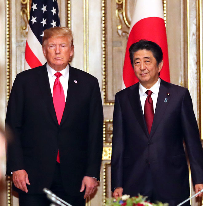 Tổng thống Mỹ Donald Trump (trái) gặp gỡ Thủ tướng Nhật Bản Shinzo Abe. 			Ảnh: Getty Images