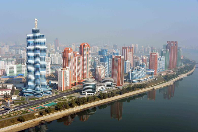 Hàng loạt tòa nhà cao tầng hiện đại nằm dọc một tuyến phố bên bờ sông ở Bình Nhưỡng.