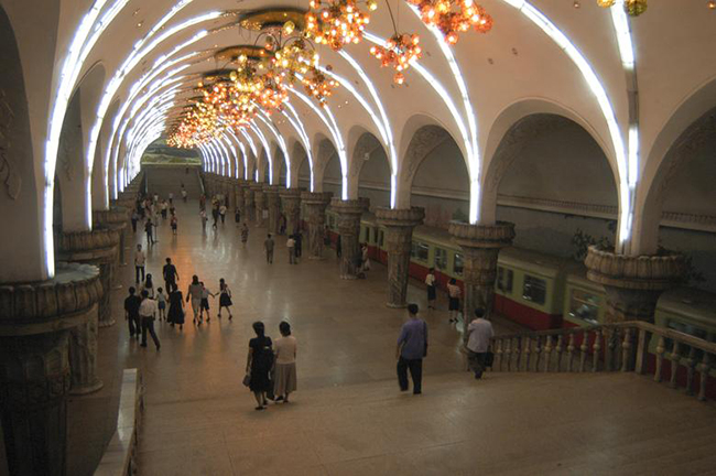 Nhà ga tàu điện ngầm vừa hiện đại vừa mang nét cổ kính với chùm đèn màu rực rỡ.