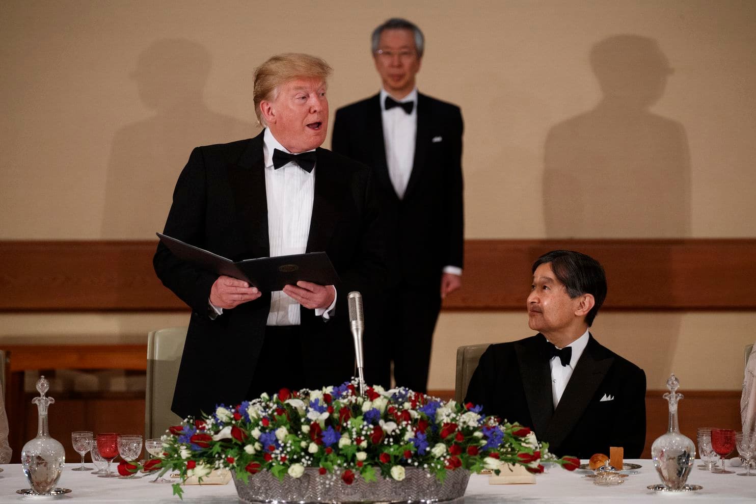 Nhật hoàng Naruhito (phải) ngồi cạnh Tổng thống Donald Trump trong bữa quốc yến. Ảnh: AP