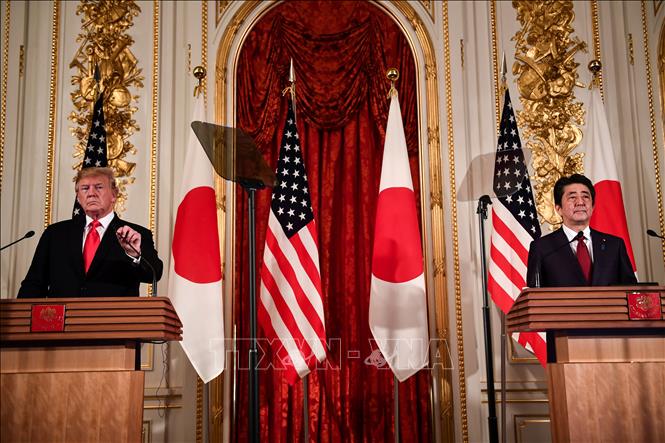 Thủ tướng Nhật Bản Shinzo Abe (phải) và Tổng thống Mỹ Donald Trump trong cuộc họp báo sau hội đàm tại Tokyo ngày 27/5/2019. Ảnh: AFP/ TTXVN