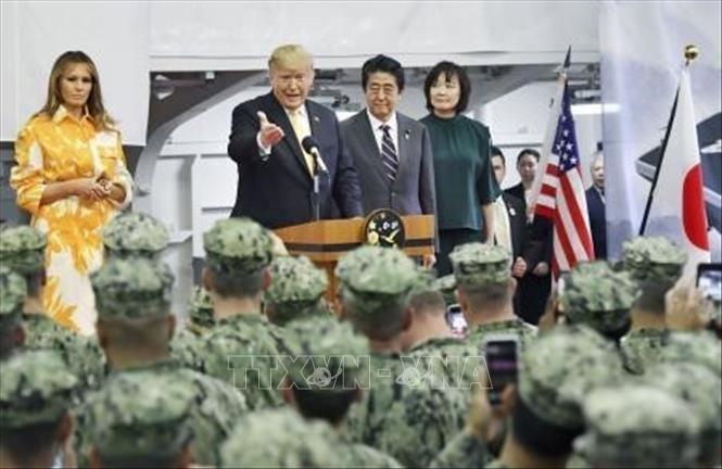 Thủ tướng Nhật Bản Shinzo Abe (giữa, phải) và Tổng thống Mỹ Donald Trump (giữa, trái) phát biểu trước các binh sĩ Mỹ và Nhật Bản trên tàu khu trục chở trực thăng Kaga tại căn cứ của SDF ở Yokosuka, Nhật Bản, ngày 28/5/2019. Ảnh: Kyodo/ TTXVN