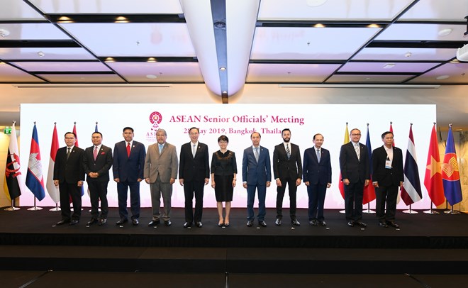 ASEAN senior officials pose for a photo at the meeting opened in Bangkok on May 28 (Photo: VNA)