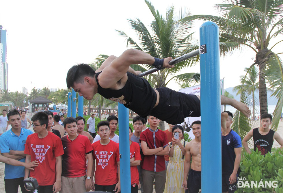 Street workout requires the perseverance of the practitioners to get strength and endurance.