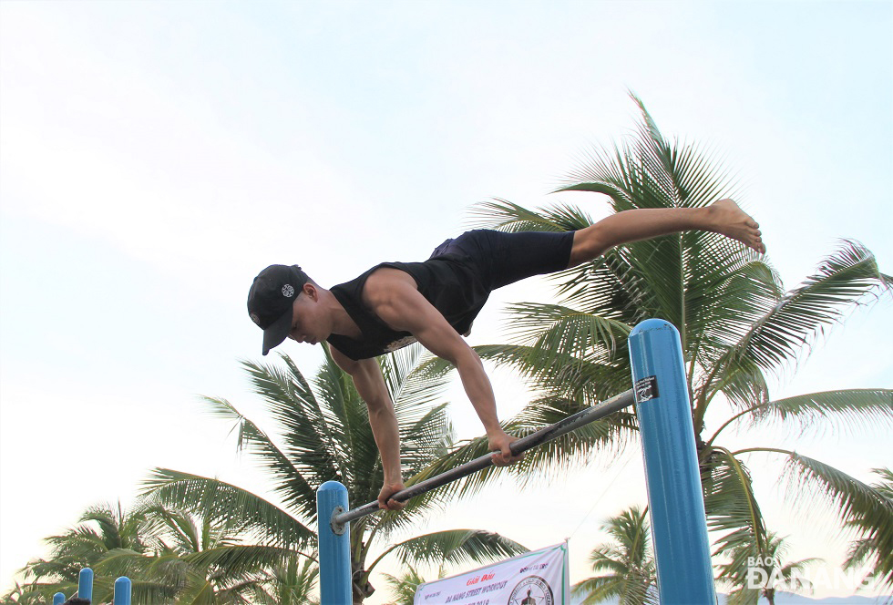 Mr Le Duc Ri, leader of the DNSW Club, said that the club is a wonderful place for gathering those who have strong passion for this type of sports. He added club members often gather at the Phuoc My Beach in Son Tra District on weekday afternoons to meet, exchange, and share their practice experiences to improve their skills in Street workout.