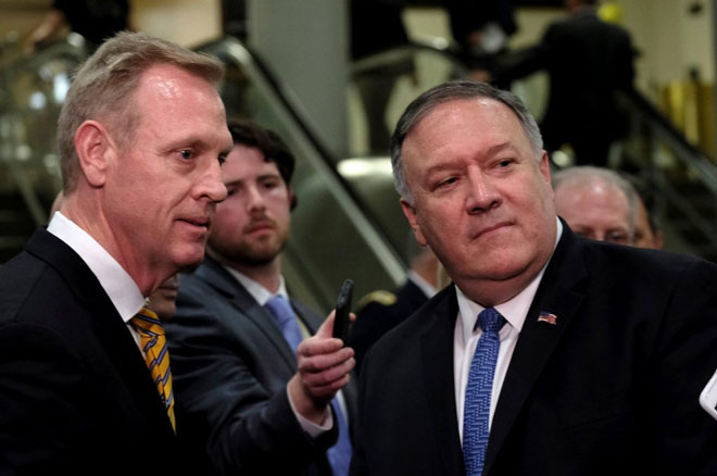 Quyền Bộ trưởng Quốc phòng Patrick Shanahan (trái) và Ngoại trưởng Mike Pompeo trả lời với báo giới sau khi phát biểu với các thượng nghị sĩ Mỹ về vấn đề Iran vào ngày 21-5.  Ảnh: Reuters