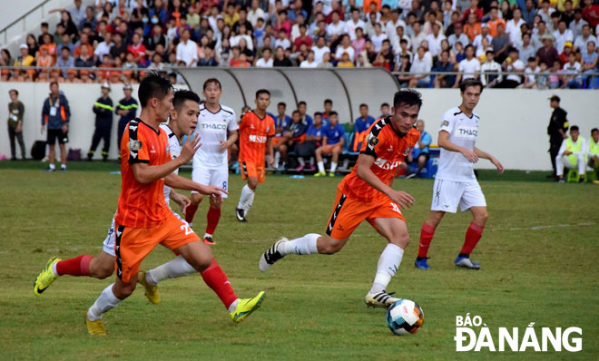 SHB DN’s player Bui Tien Dung (right, in orange) 