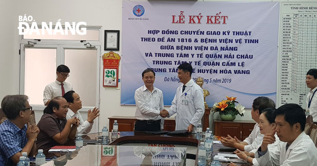 The signing ceremony between representatives from the Da Nang General Hospital and the Hoa Vang District Medical Centre 