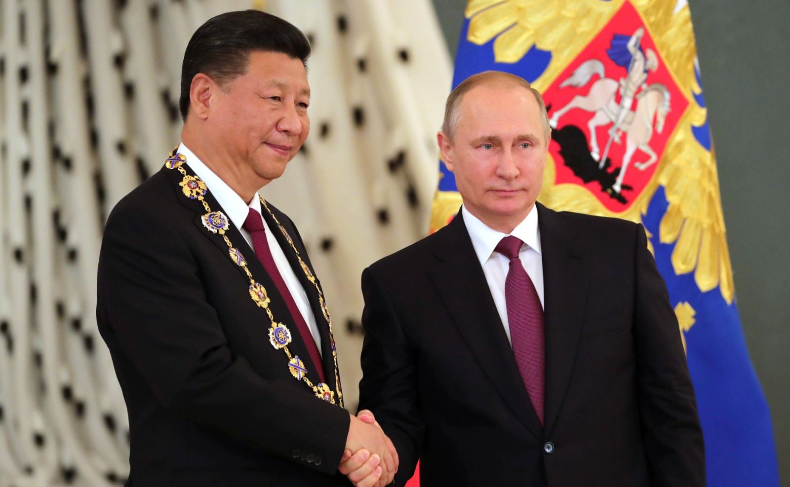 Tổng thống Nga Vladimir Putin (phải) gặp Chủ tịch Trung Quốc Tập Cận Bình. Ảnh: Tass