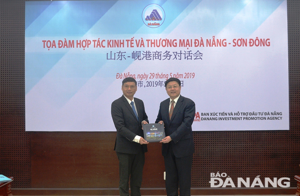 Vice Chairman Minh (left) and Mr Wang Liang