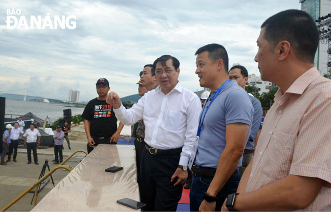 Chủ tịch UBND thành phố Huỳnh Đức Thơ (áo trắng) kiểm tra hệ thống sân khấu DIFF 2019. Ảnh: THU HÀ