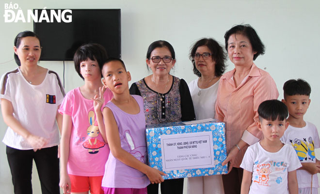 Chairwoman Lien presenting gifts to the centre’s children