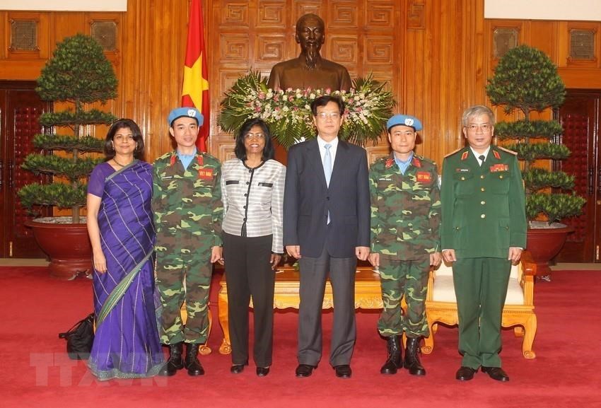 Thủ tướng Nguyễn Tấn Dũng với Phó Tổng thư ký LHQ Ameerah Haq và hai sĩ quan chuẩn bị lên đường làm nhiệm vụ gìn giữ hòa bình của LHQ (27-5-2014). Ảnh: Đức Tám/TTXVN