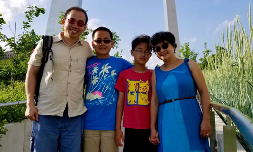 Ông Khánh cùng vợ và hai con trong một lần đi du lịch tại Missouri, Mỹ. Ảnh: NVCC.
