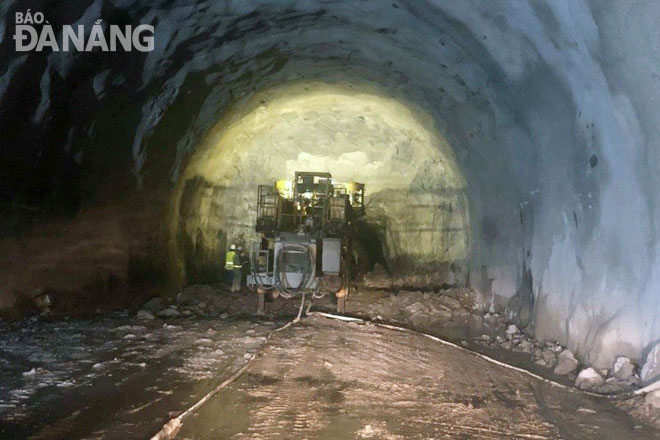 Hầm số 2 Hải Vân đã được thi công khoan mở 5km/6,3km chiều dài hầm. 