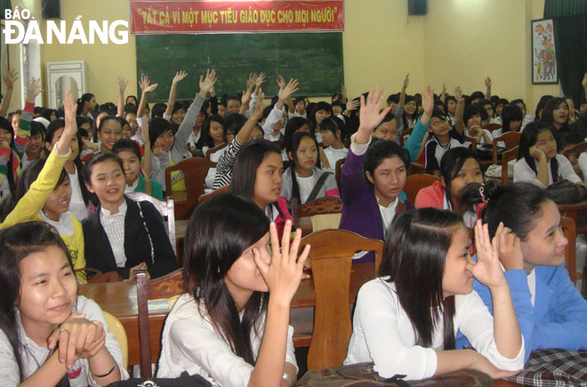 Nói chuyện chuyên đề chăm sóc sức khỏe sinh sản cho học sinh gái Trường THPT Nguyễn Hiền.