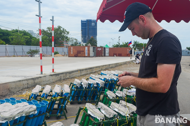 With 3,000 fireworks tubes and techniques learned from abroad, the Russian team have made cautious preparations for their performance tomorrow evening. 