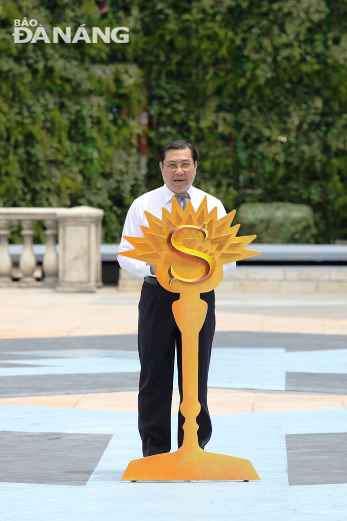 Chủ tịch UBND thành phố Huỳnh Đức Thơ phát biểu khai mạc chương trình nghệ thuật Vũ hội Ánh Dương. Ảnh: N.T