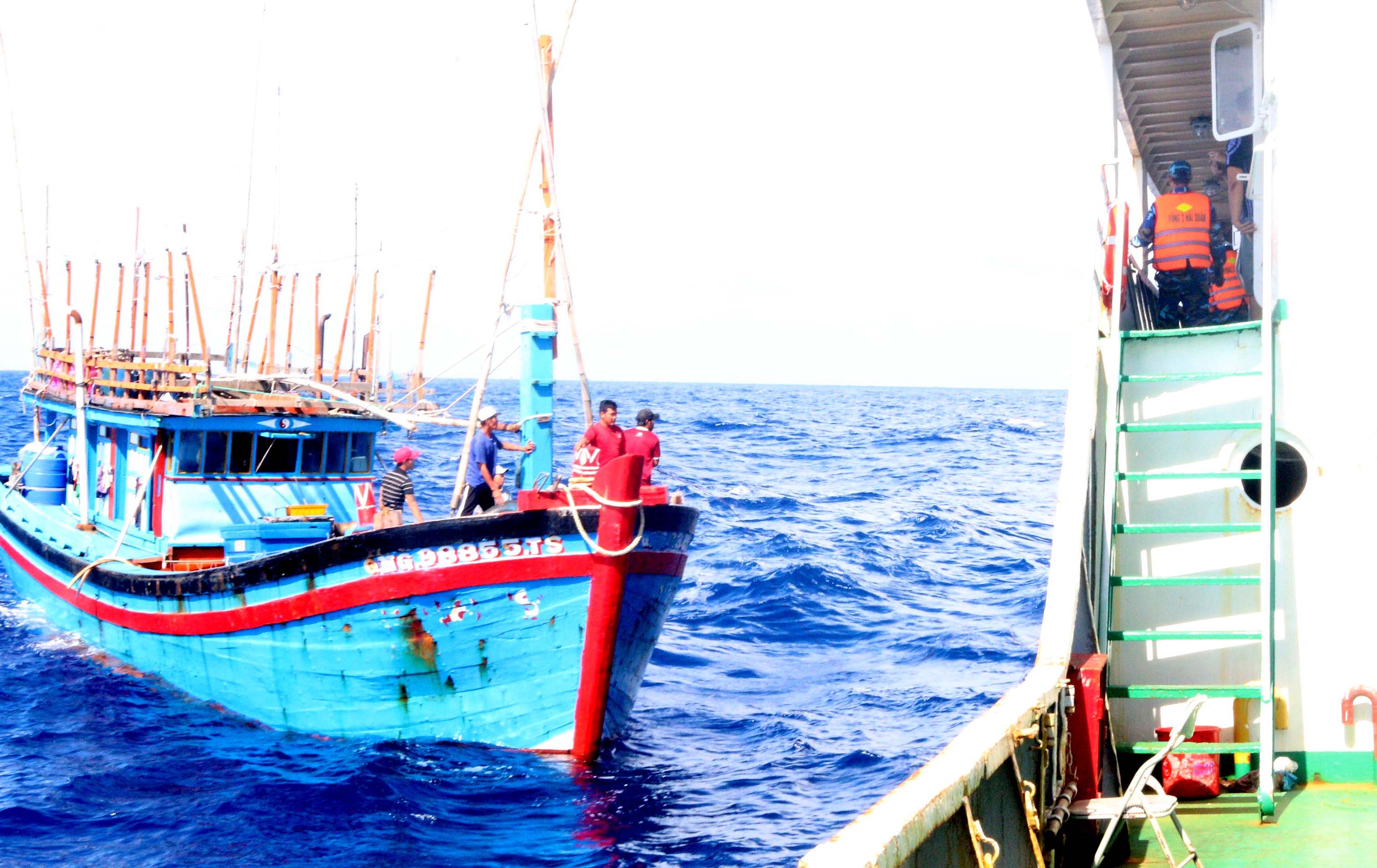Lai dắt tàu cá Đà Nẵng bị hỏng máy về Quảng Ngãi