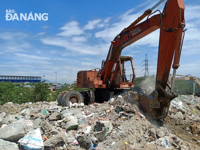 Khắc phục tình trạng đổ rác thải, xà bần ven sông tại Hòa Xuân