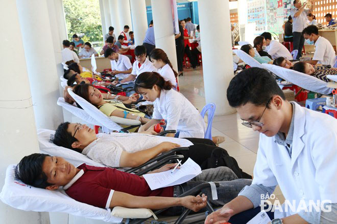 Hơn 400 công nhân viên chức lao động tham gia hiến máu tình nguyện