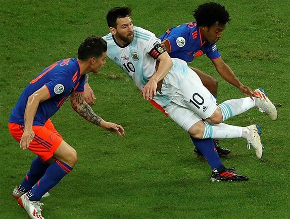 Argentina mở màn Copa America bằng trận thua 0-2