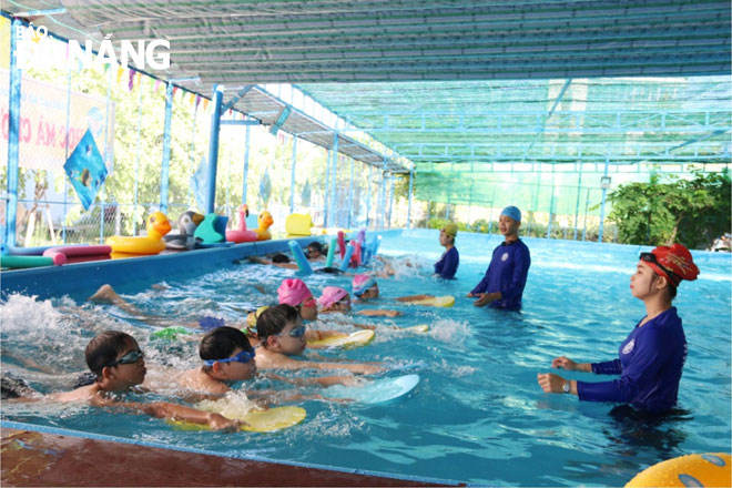 Dạy bơi miễn phí cho trẻ em nghèo