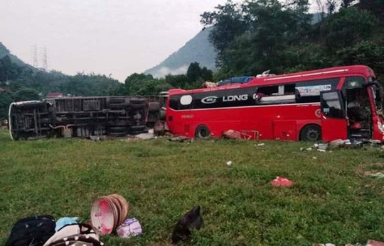 Hòa Bình: Tai nạn kinh hoàng giữa xe khách và xe tải, 3 người chết, 38 người bị thương