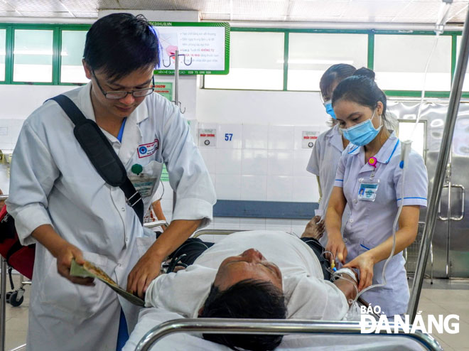 Bác sĩ Phạm Như Thông cấp cứu một bệnh nhân nam được chẩn đoán đột quỵ nhồi máu não.