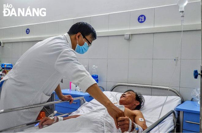 Bác sĩ Phạm Như Thông thăm khám một bệnh nhân nam bị đột quỵ nhồi máu não. 