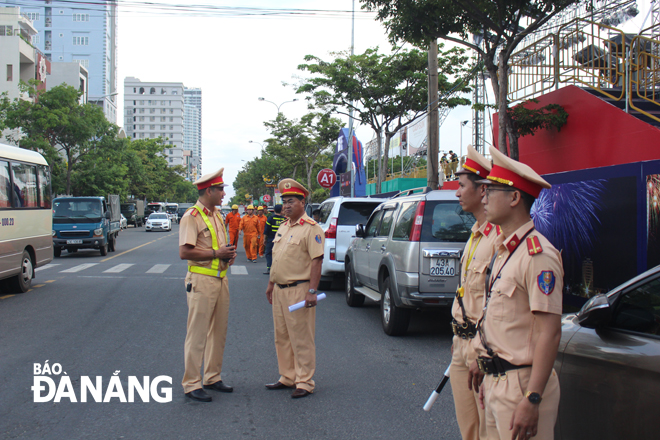 Lực lượng Cảnh sát giao thông nỗ lực đảm bảo tuyệt đối an toàn giao thông trong DIFF 2019 (Trong ảnh: Cảnh sát giao thông triển khai phương án bảo đảm trật tự an toàn giao thông tại tuyến đường Trần Hưng Đạo)