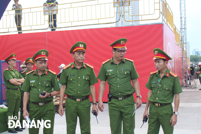 Đại tá Trần Mưu (giữa) chỉ đạo lực lượng Cảnh sát hình sự triển khai đồng bộ các biện pháp nghiệp vụ để bảo đảm tuyệt đối an ninh trật tự cho lễ hội pháo hoa