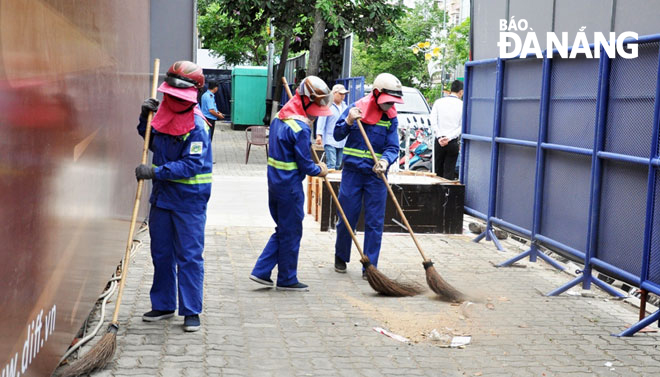 Công nhân công ty môi trường tiến hành dọn dẹp vệ sinh môi trường khu vực khán đài