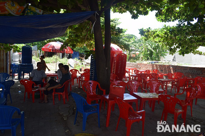 Ở khu vực đối diện với khán đài A (đường Trần Hưng Đạo), tranh thủ bóng râm dưới các gốc cây lớn, vợ chồng người chủ quán cà phê cóc này đã chuẩn bị hàng chục bộ bàn ghế nhựa.