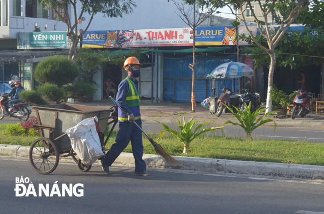 Ngoài huy động lực lượng, phương tiện đảm bảo vệ sinh môi trường cho DIFF, các xí nghiệp môi trường còn phải bảo đảm vệ sinh môi trường tại các tuyến địa bàn mà xí nghiệp phụ trách